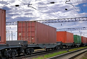 Container maritime shipping giants are developing railroad business